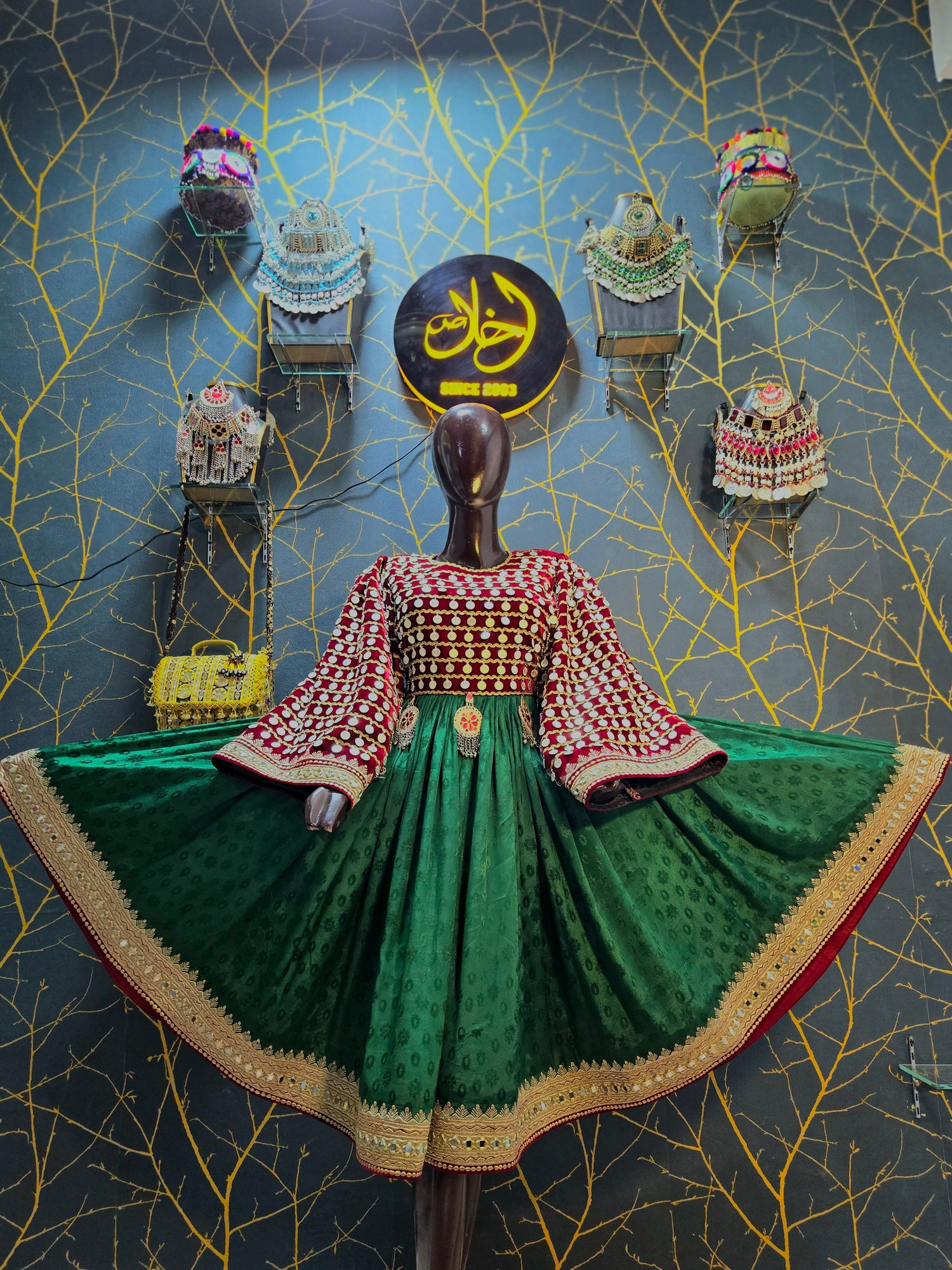 گل-سیاه
A fullyhand crafted suit, nicely and ethically done by IKHLAS.